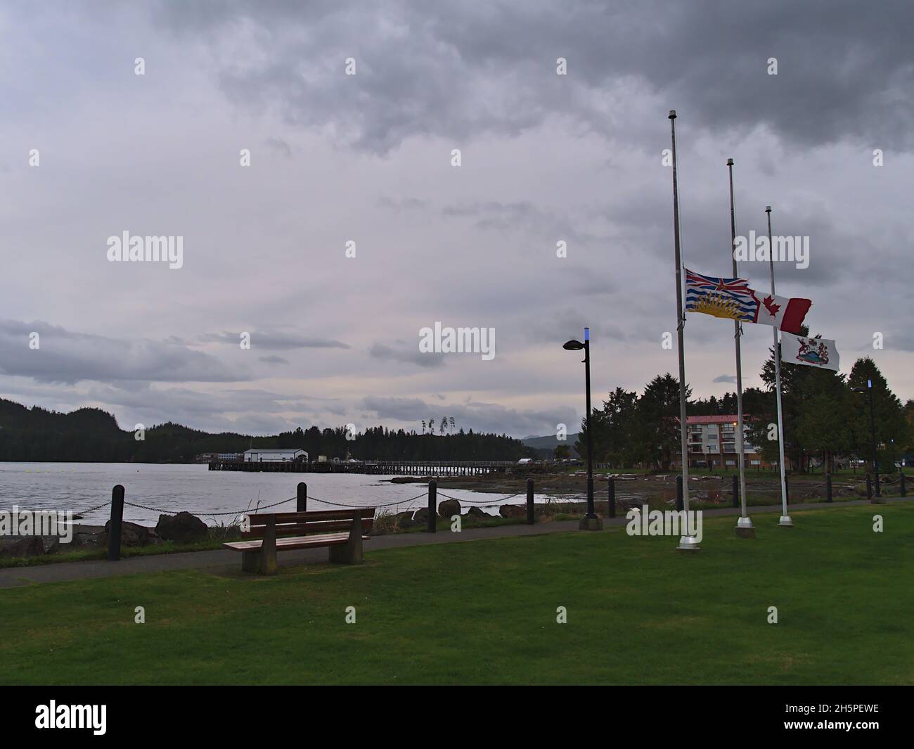 Vue sur le parc Carrot sur la rive de la petite ville de Port Hardy sur l'île de Vancouver, Colombie-Britannique, Canada le jour nuageux en automne avec drapeaux volants. Banque D'Images