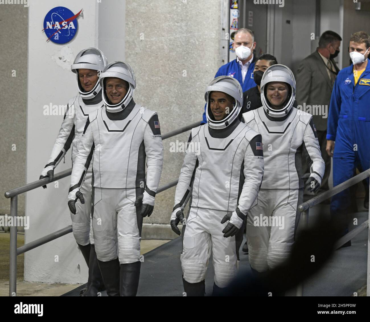 Les membres de l'équipage-3, les astronautes Matthias Maurer et Kayla Barron (l & r à l'arrière), avec Tom Marshburn et Raja Chari (l & r à l'avant) sortent du bâtiment O&C Neil Armstrong pour un trajet vers le complexe 39A au Centre spatial Kennedy, en Floride, mercredi 10 novembre 2021.L'équipage se lance à la Station spatiale internationale.Photo de Joe Marino/UPI crédit: UPI/Alay Live News Banque D'Images