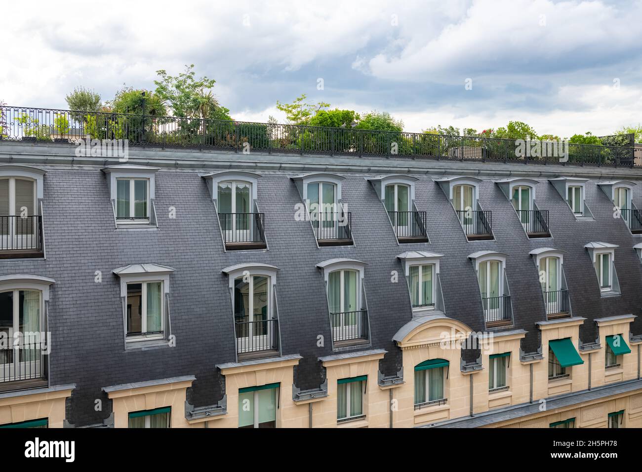 Paris, bâtiment typique avec une grande terrasse sur le toit, vue aérienne dans un quartier luxueux Banque D'Images