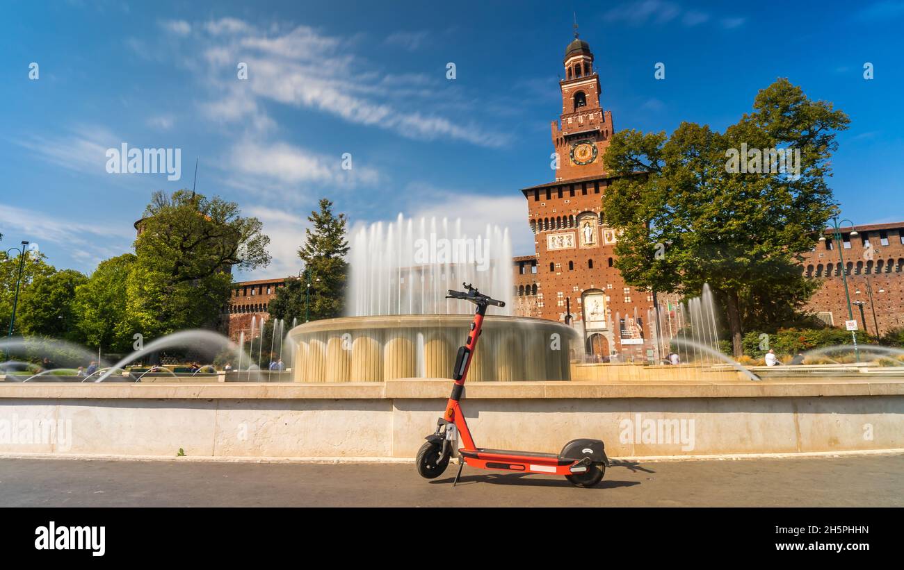 Scooter électrique près de Castello Sforzesco - Château de Sforza à Milan, Italie. Banque D'Images