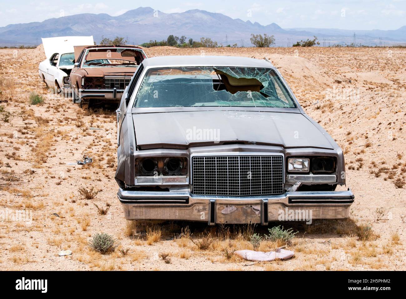 Voitures classiques abandonnées dans le désert de Mojave Banque D'Images