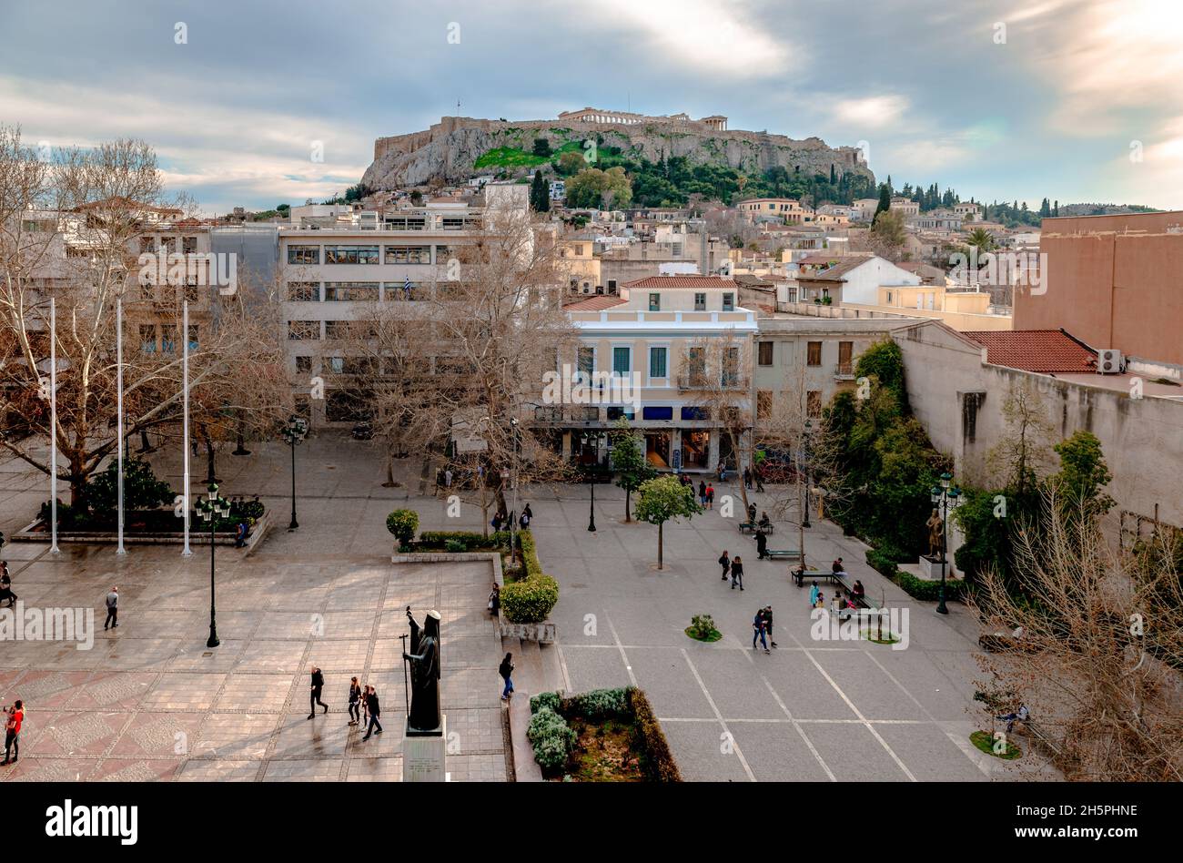 Vue sur la place Mitropoleos d'en haut, avec le quartier historique de Plaka et l'Acropole d'Athènes en arrière-plan. Banque D'Images