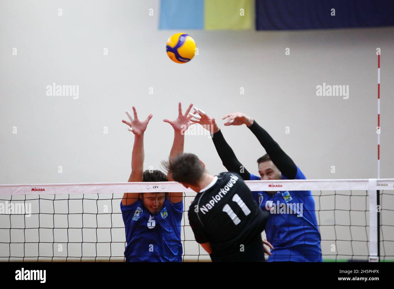 KHARKIV, UKRAINE - le 10 NOVEMBRE 2021 - le CEV Volleyball Challenge Cup 2022 Men Match entre VSC Law Academy Kharkiv (kit bleu) et VCA Amstetten ni Banque D'Images