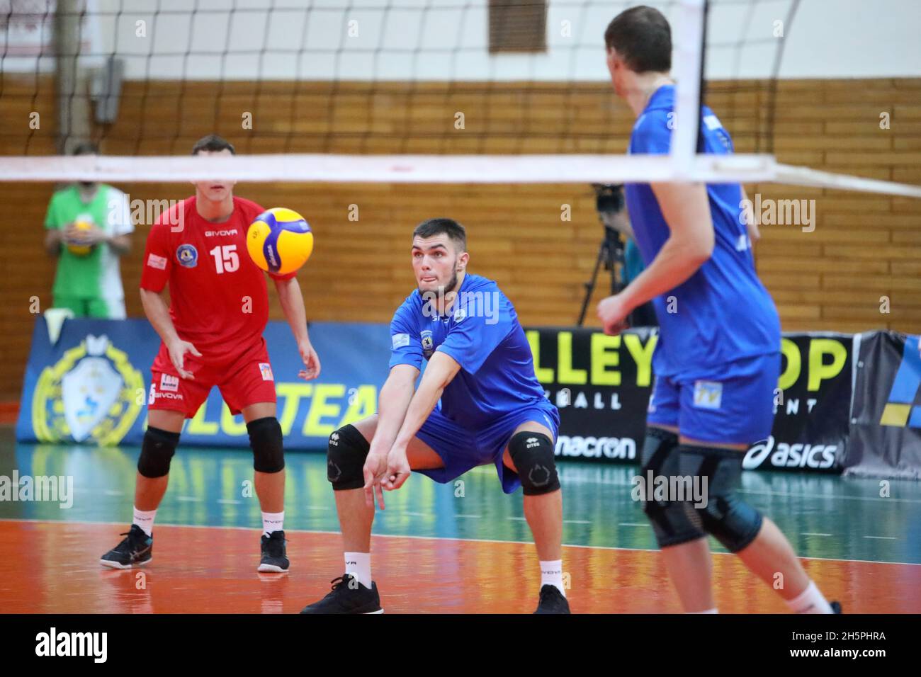 KHARKIV, UKRAINE - le 10 NOVEMBRE 2021 - le CEV Volleyball Challenge Cup 2022 Men Match entre VSC Law Academy Kharkiv (kit bleu) et VCA Amstetten ni Banque D'Images