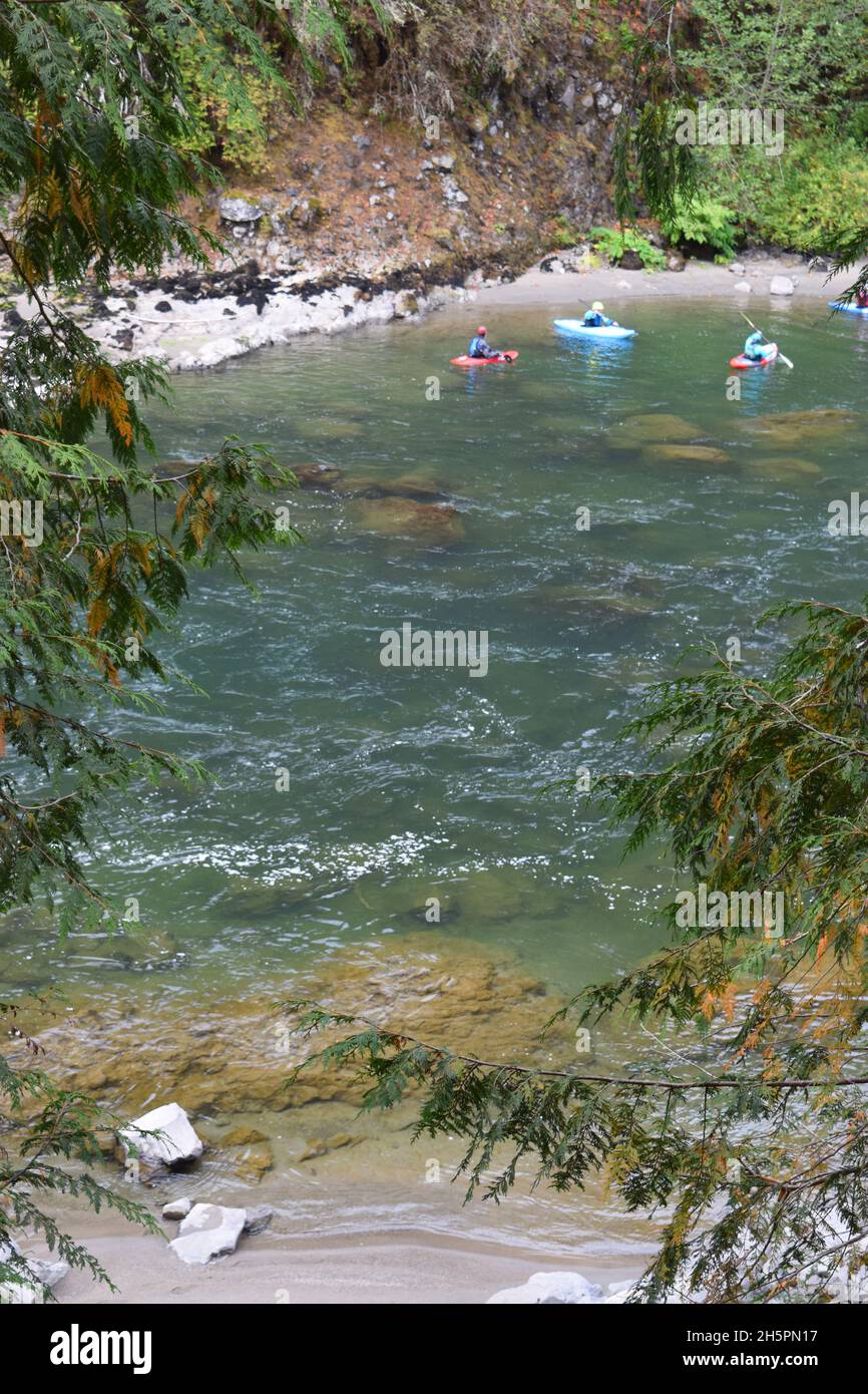 Kayakistes dans la rivière Snoqualmie. Banque D'Images