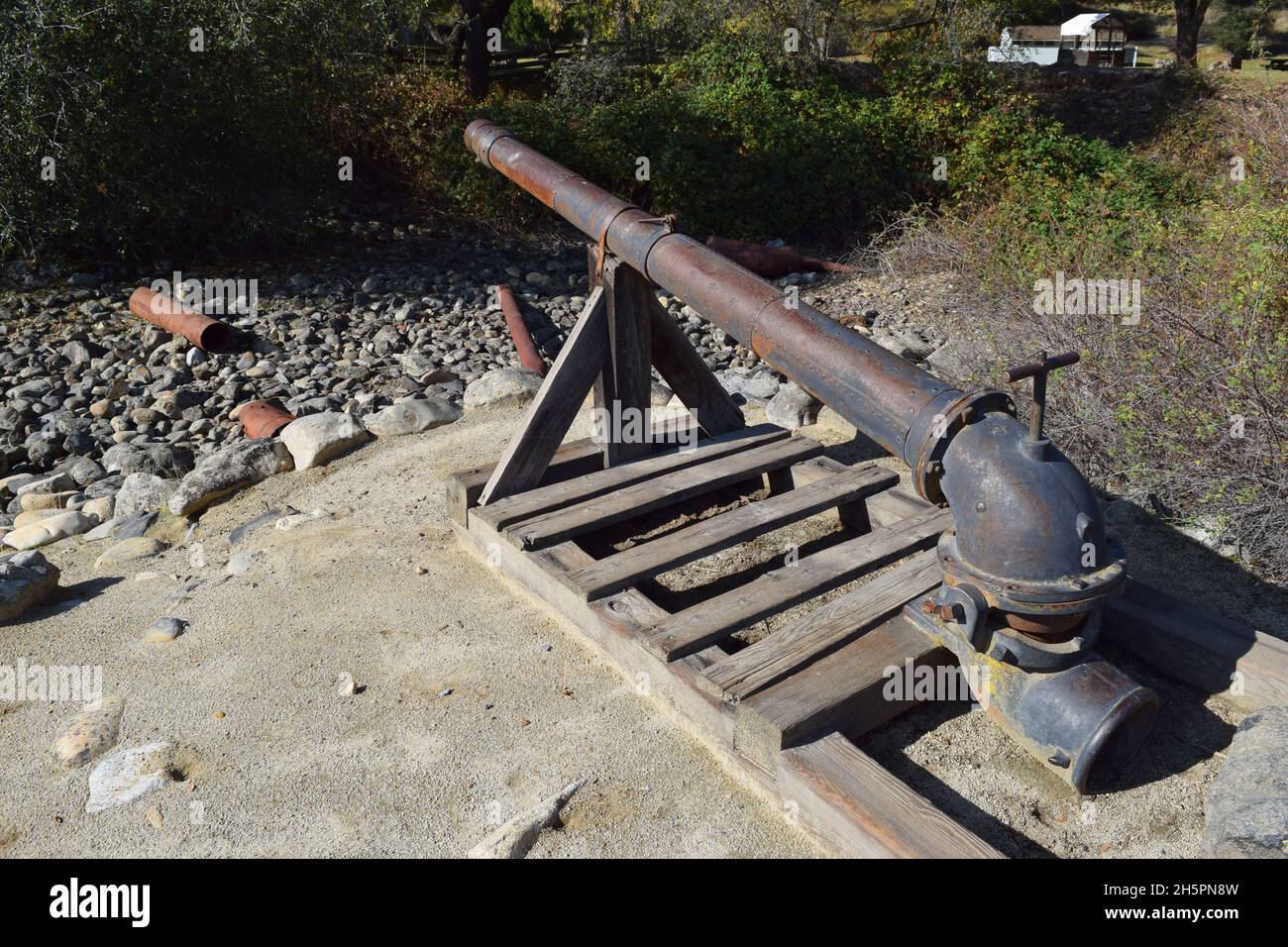Un tuyau pneumatique autrefois utilisé pendant la ruée vers l'or de Californie pour laver les coteaux à la recherche d'or. Banque D'Images