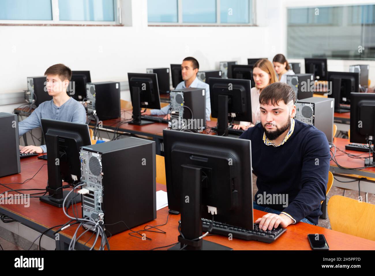 Les étudiants travaillant sur des ordinateurs Banque D'Images