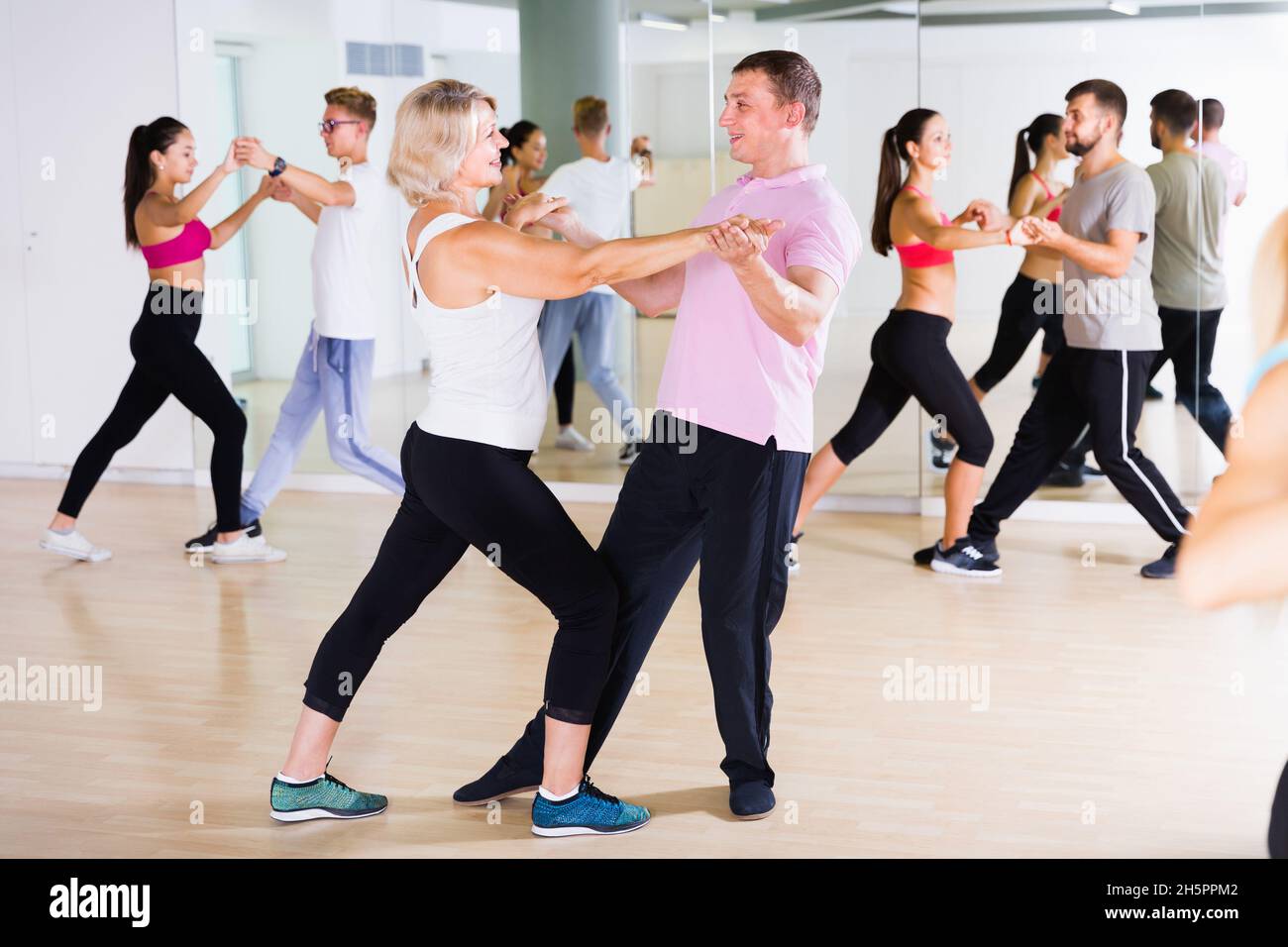 Paire de danse ordinaire dansant valse ensemble Banque D'Images