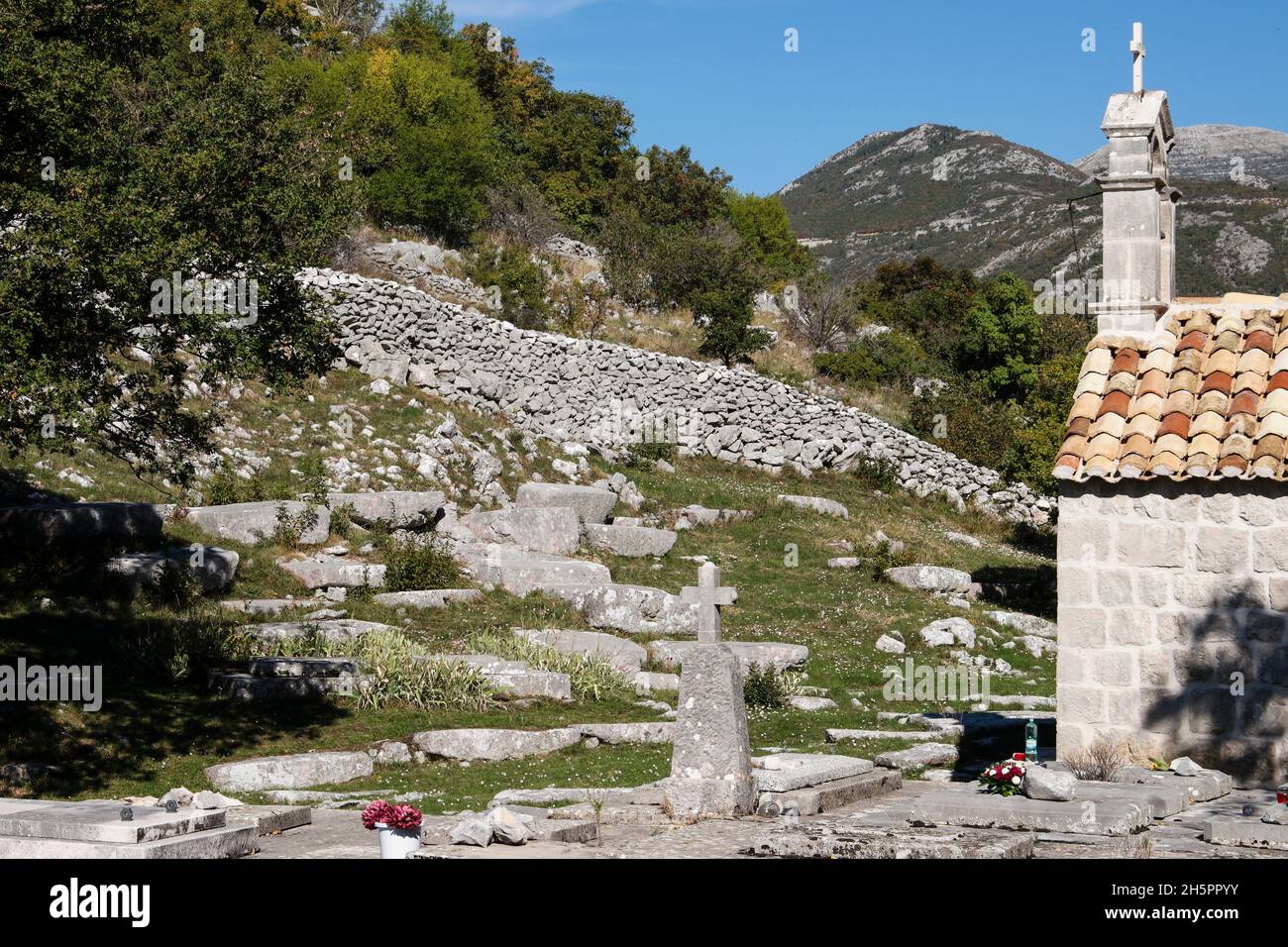 Église et vieilles pierres tombales sur la nécropole Stećak SV.Barbara (Dubravka, Konavle, Dubrovnik-Neretva) Banque D'Images