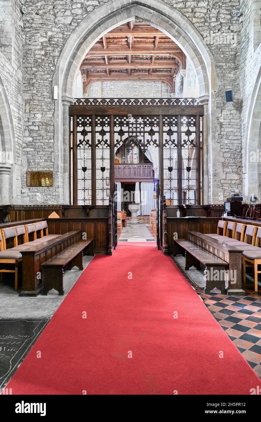 Le tapis rouge dans le chœur de saxon est originaire et norman a élargi l'église chrétienne de Sainte Marie-Madeleine au village de Geddington, en Angleterre. Banque D'Images