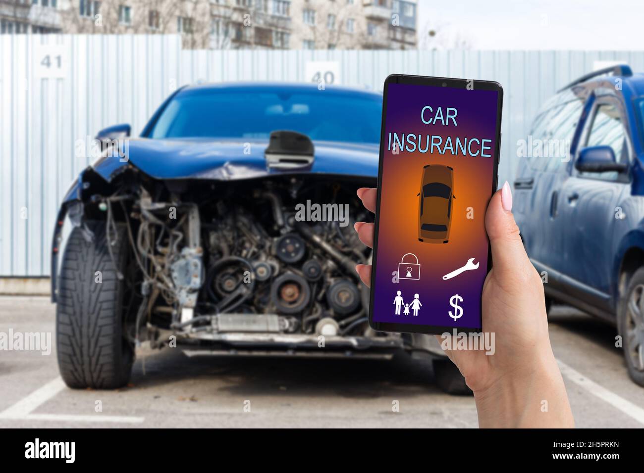 Beau homme main tenant le smartphone pour utiliser l'application d'assurance de voiture en ligne après sa voiture cassée.Concept d'assurance. Banque D'Images