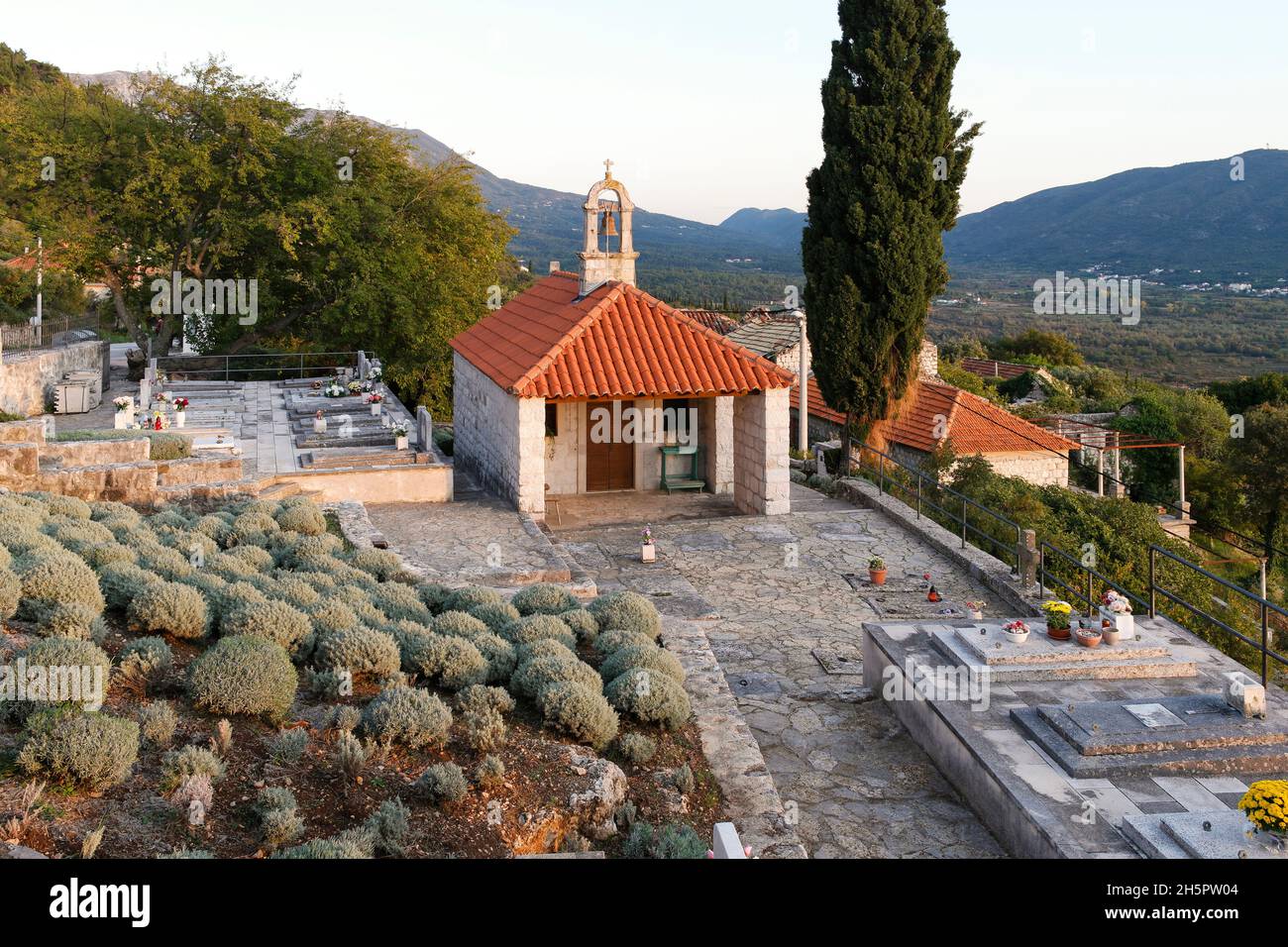 Eglise et cimetière sv.Ana à Lovorno (Konavle, Dubrovnik-Neretva, Croatie) Banque D'Images