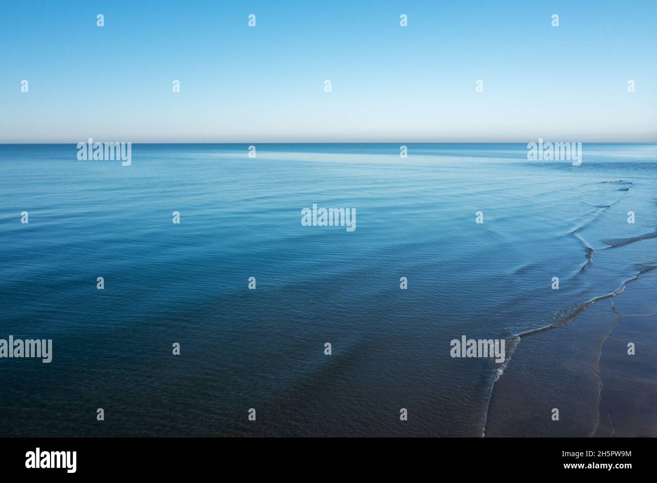 Gros plan sur une mer bleu océan calme avec ciel ouvert à la lumière du jour.Texture d'arrière-plan abstraite.Photo de haute qualité Banque D'Images