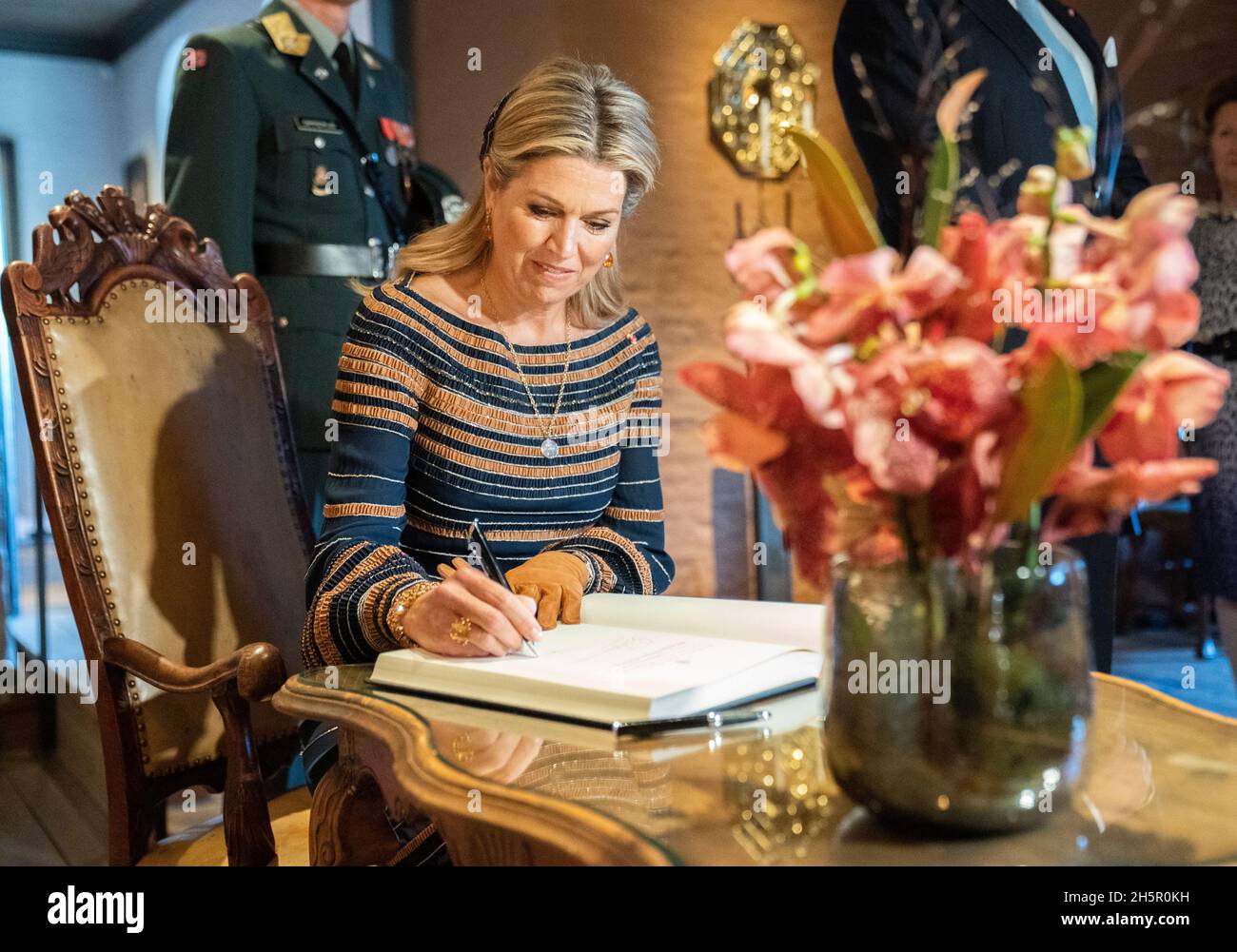 Oslo 20211110.la reine Maxima des pays-Bas signe le livre d'or avant le déjeuner à la forteresse d'Akershus.Photo DE PISCINE: Torstein BoE / NTB Banque D'Images