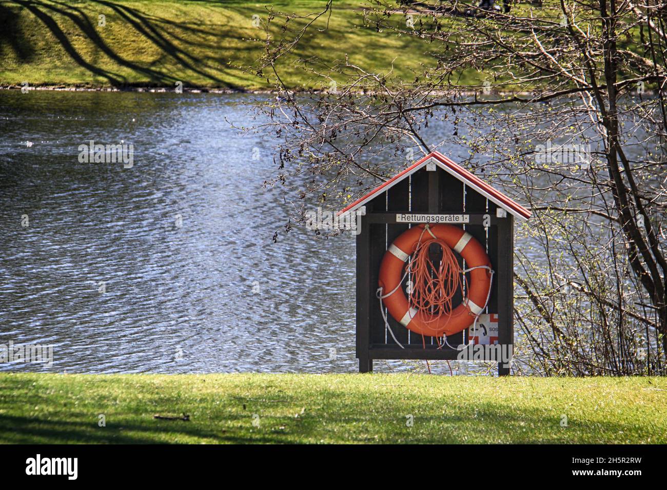 Allemagne, vue sur le paysage de l'Olympiapark à Munich avec le lac Olympia, promenade idéale et lieu de loisirs au coeur de la ville. Banque D'Images