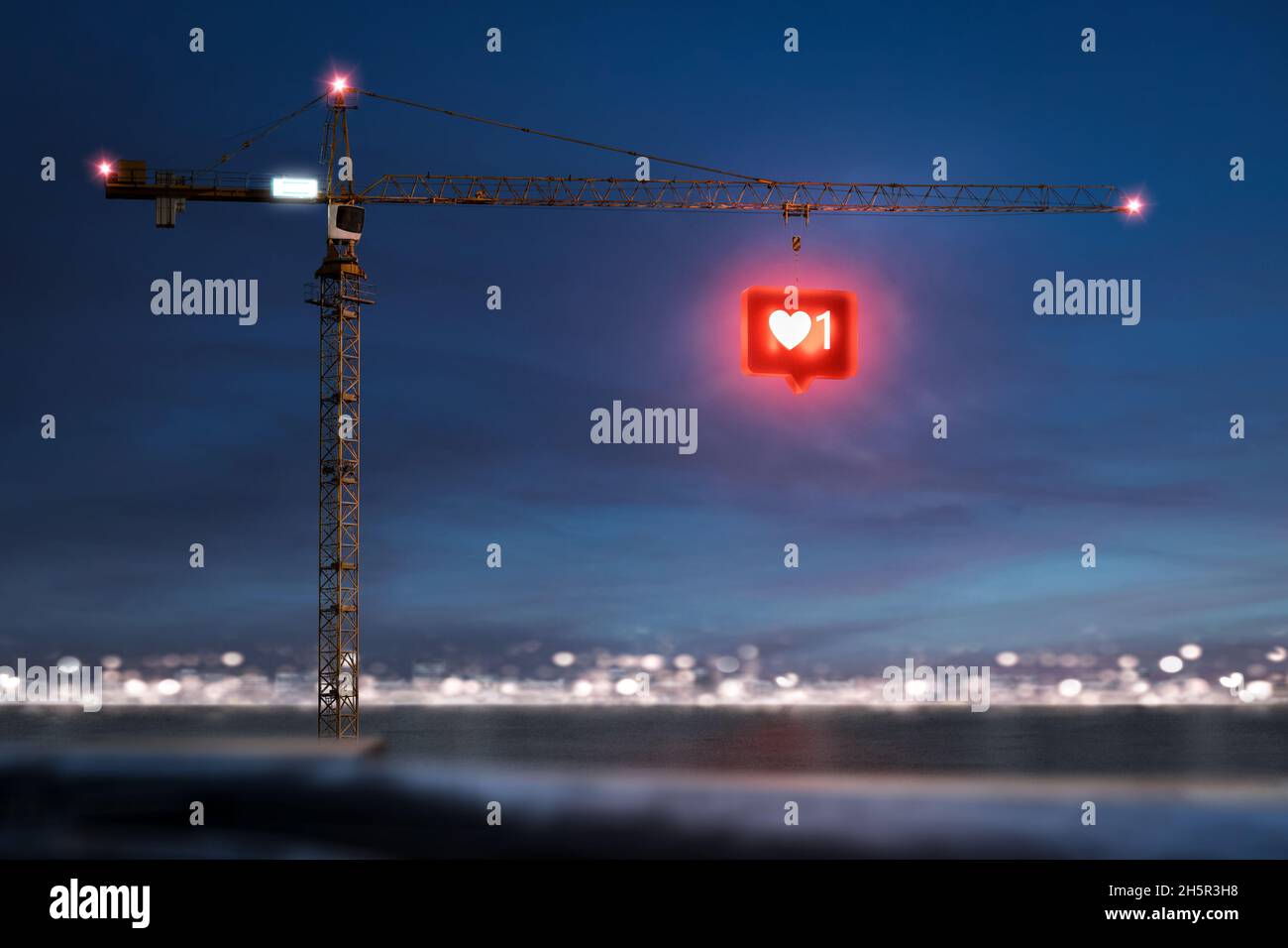 Grue de construction avec un symbole de médias sociaux sur le crochet Banque D'Images