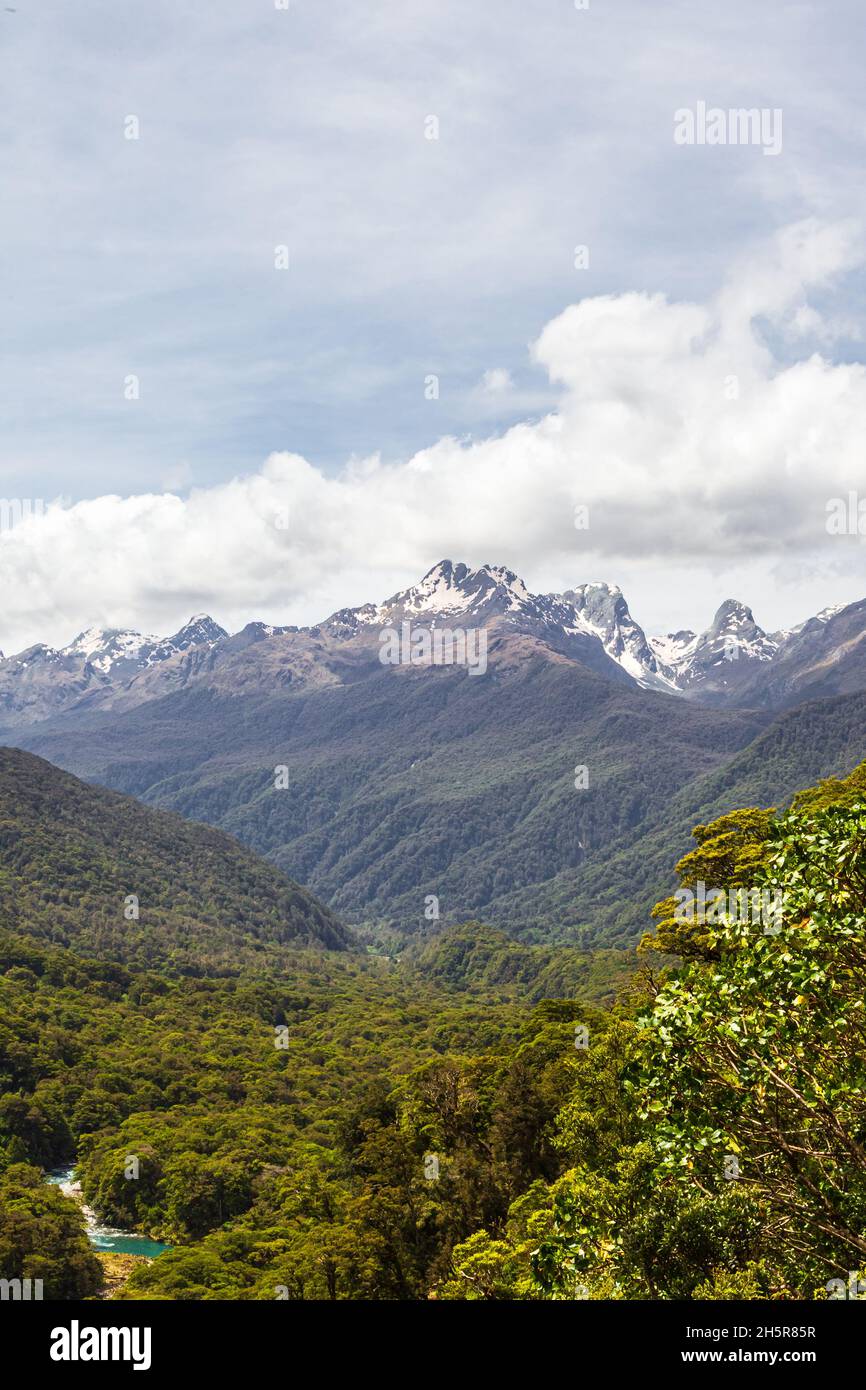 Paysages de Fiordland.Vue sur les montagnes enneigées et les collines boisées.Nouvelle-Zélande Banque D'Images