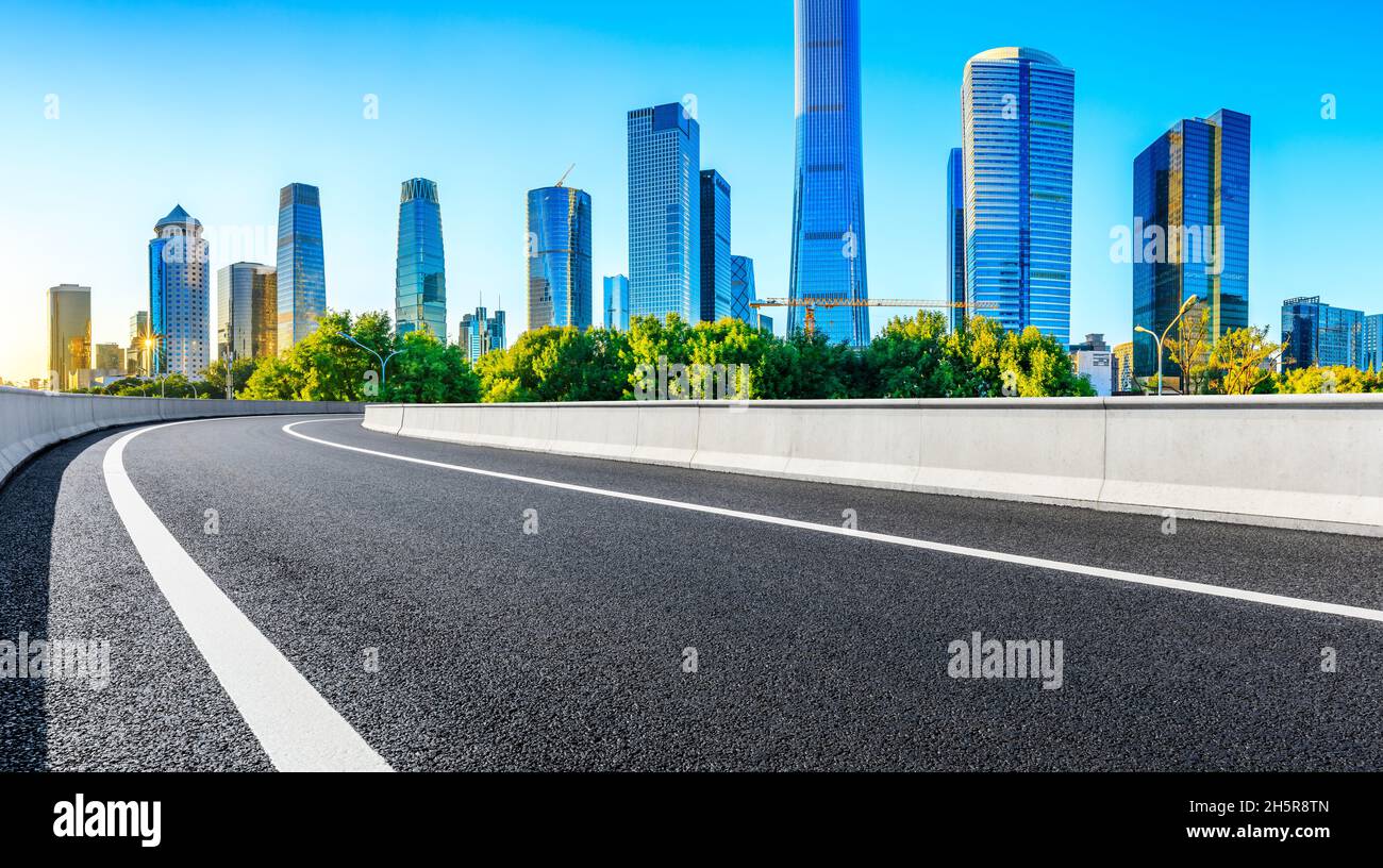 Chemin d'asphalte vide et paysage urbain moderne à Pékin, Chine. Banque D'Images