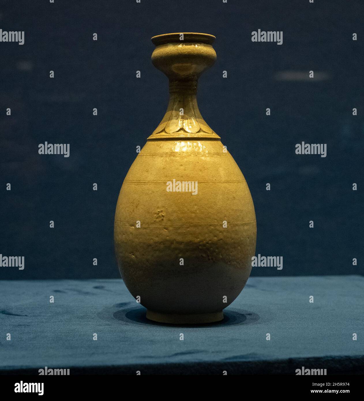 Vase bleu émaillé avec motif lotus.Dynastie sui, 581-618 ce.Dans la collection du Musée Shanxi.H. 24,5 cm. Banque D'Images