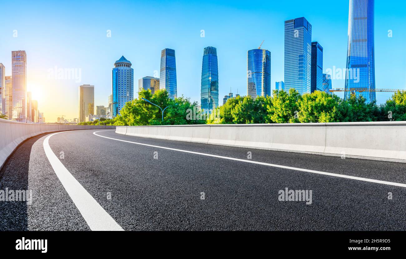 Chemin d'asphalte vide et paysage urbain moderne à Pékin, Chine. Banque D'Images