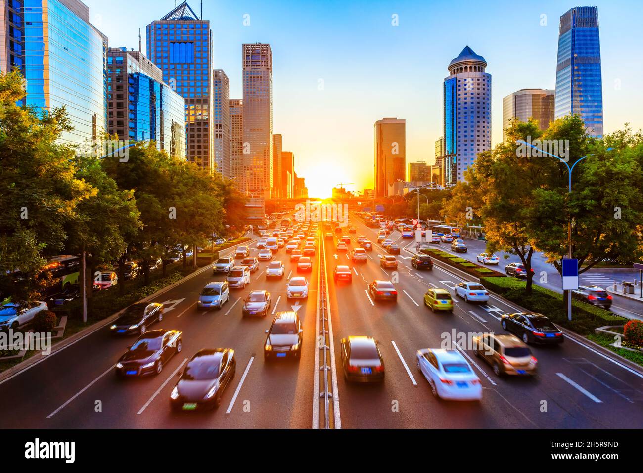 Route de la ville et gratte-ciel très fréquentés à Pékin au coucher du soleil, en Chine. Banque D'Images