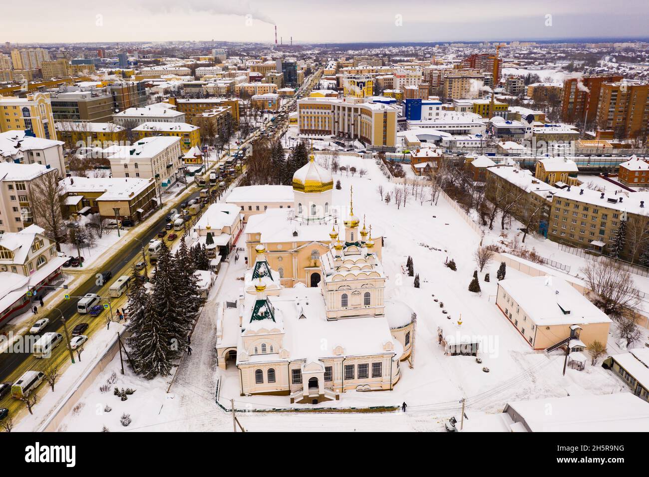 Vue aérienne d'hiver du monastère de la Sainte Trinité dans la ville de Penza, Russie Banque D'Images