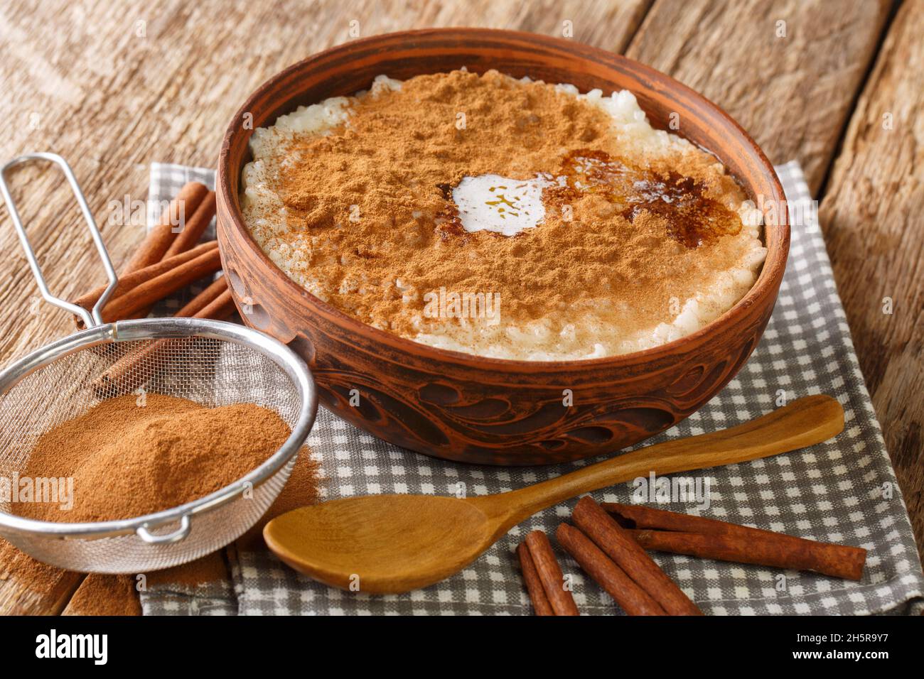 Le risengrod au riz à la cannelle se ferme dans le bol de la table.Horizontale Banque D'Images