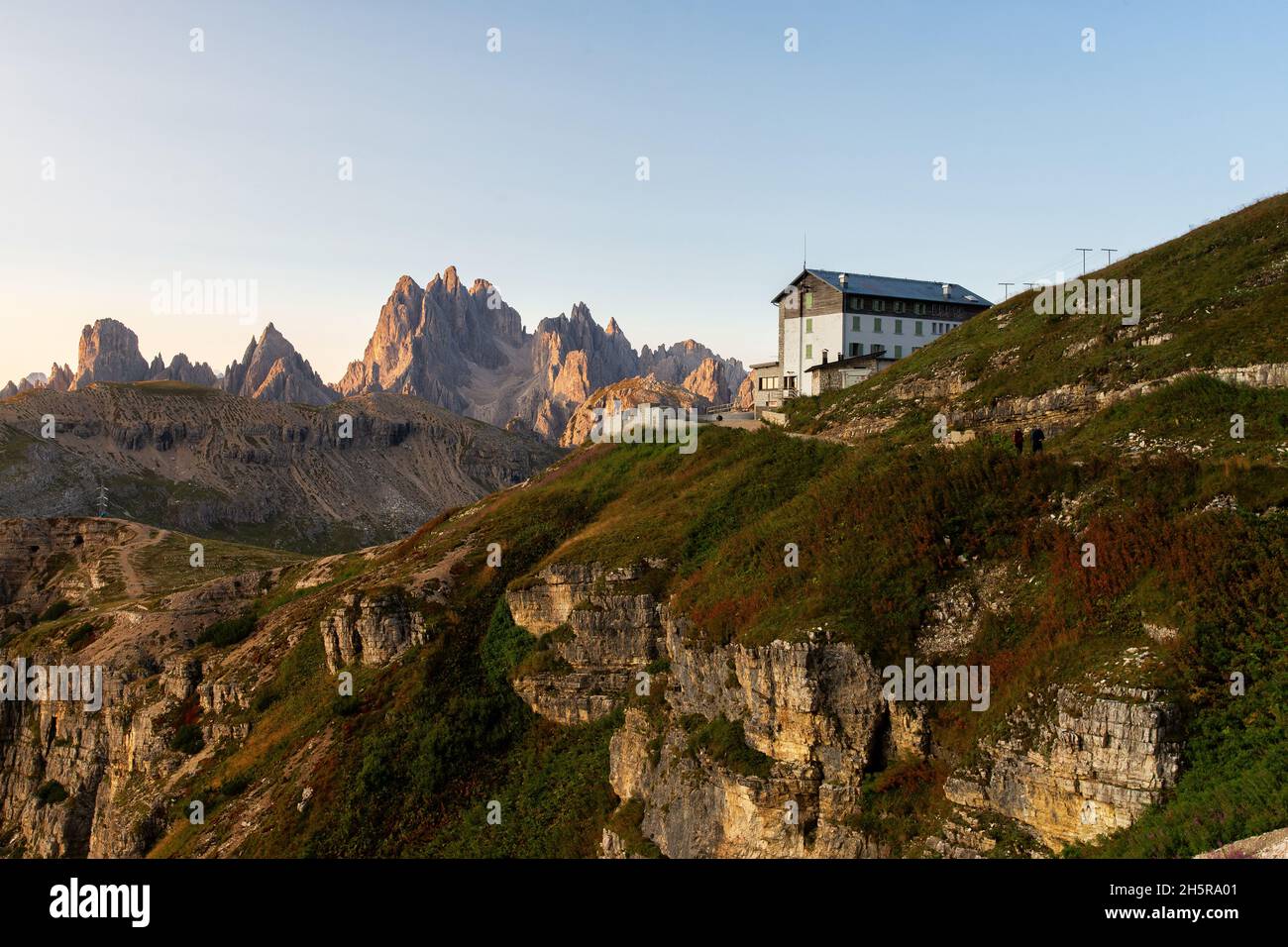 Vue sur le refuge d'Auronzo près des trois sommets de lavaredo, Dolomites, Italie Banque D'Images