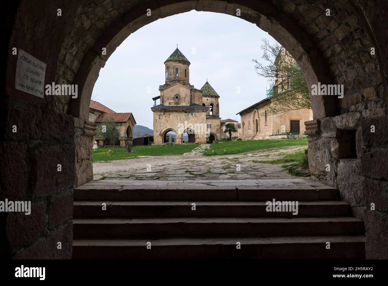 Monastère de gelati.De gauche à droite : Académie, église Saint-Nicolas, beffroi et église principale vue de la porte sud.Kutaisi, région d'Imereti, Géorgie Banque D'Images