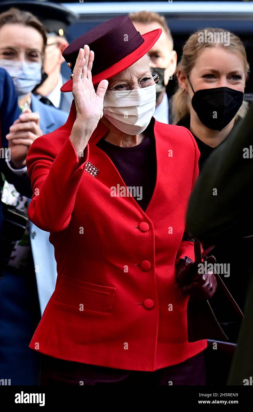 Berlin, Allemagne.11 novembre 2021.La reine Margrethe II du Danemark (M) fait des vagues lorsqu'elle visite la Maison de la Littérature.Credit: Tobias Schwarz/AFP-POOL/dpa/Alay Live News Banque D'Images