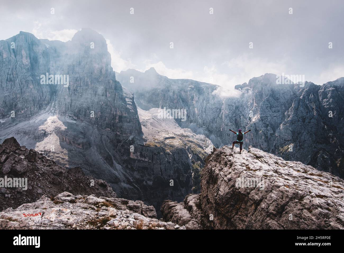 Femme à Dolomiti di Brenta, Italie Banque D'Images