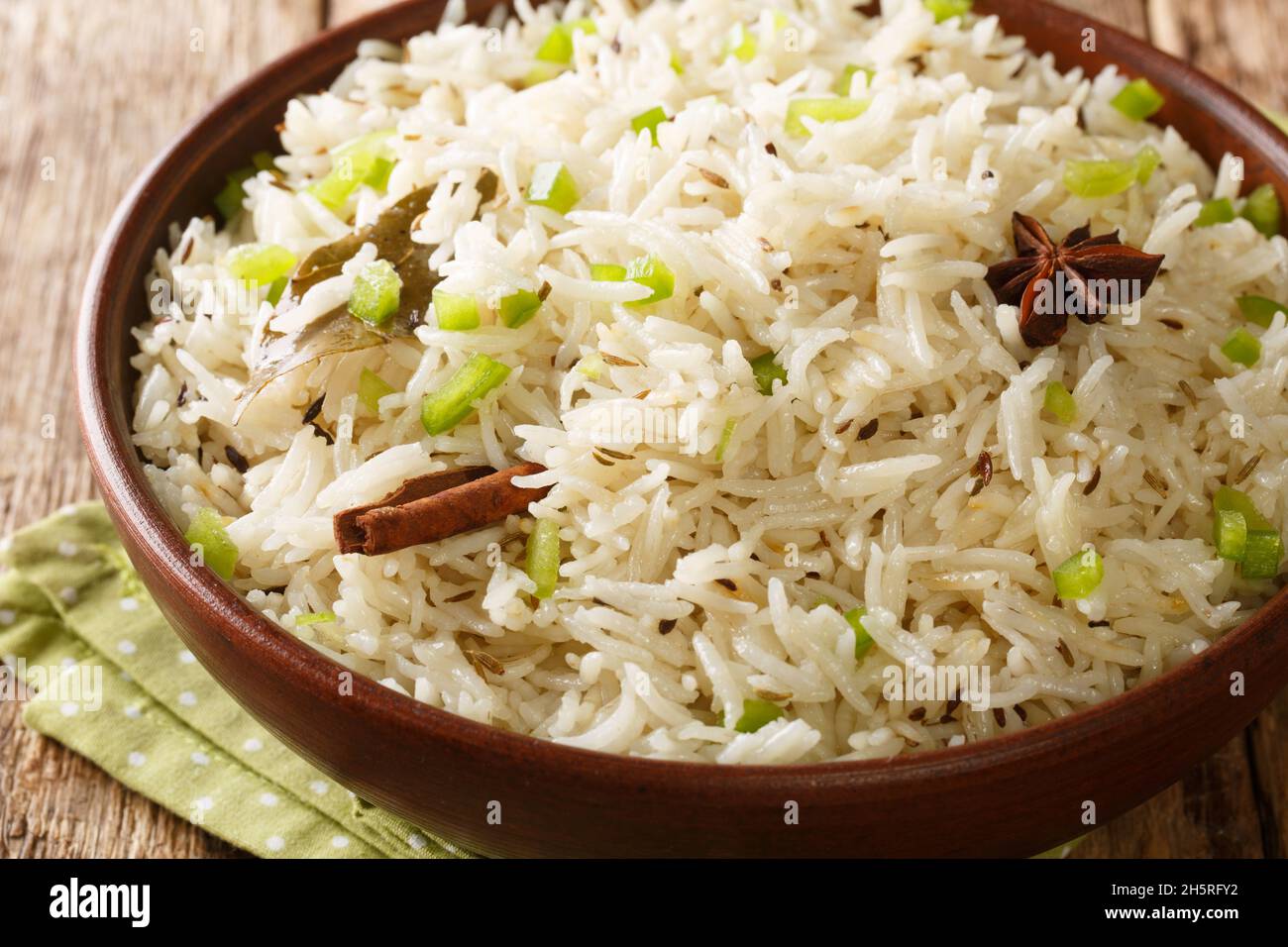 Le riz Jeera est un plat de riz populaire ayant la saveur de cumin et d'autres épices dans le bol sur la table.Horizontale Banque D'Images