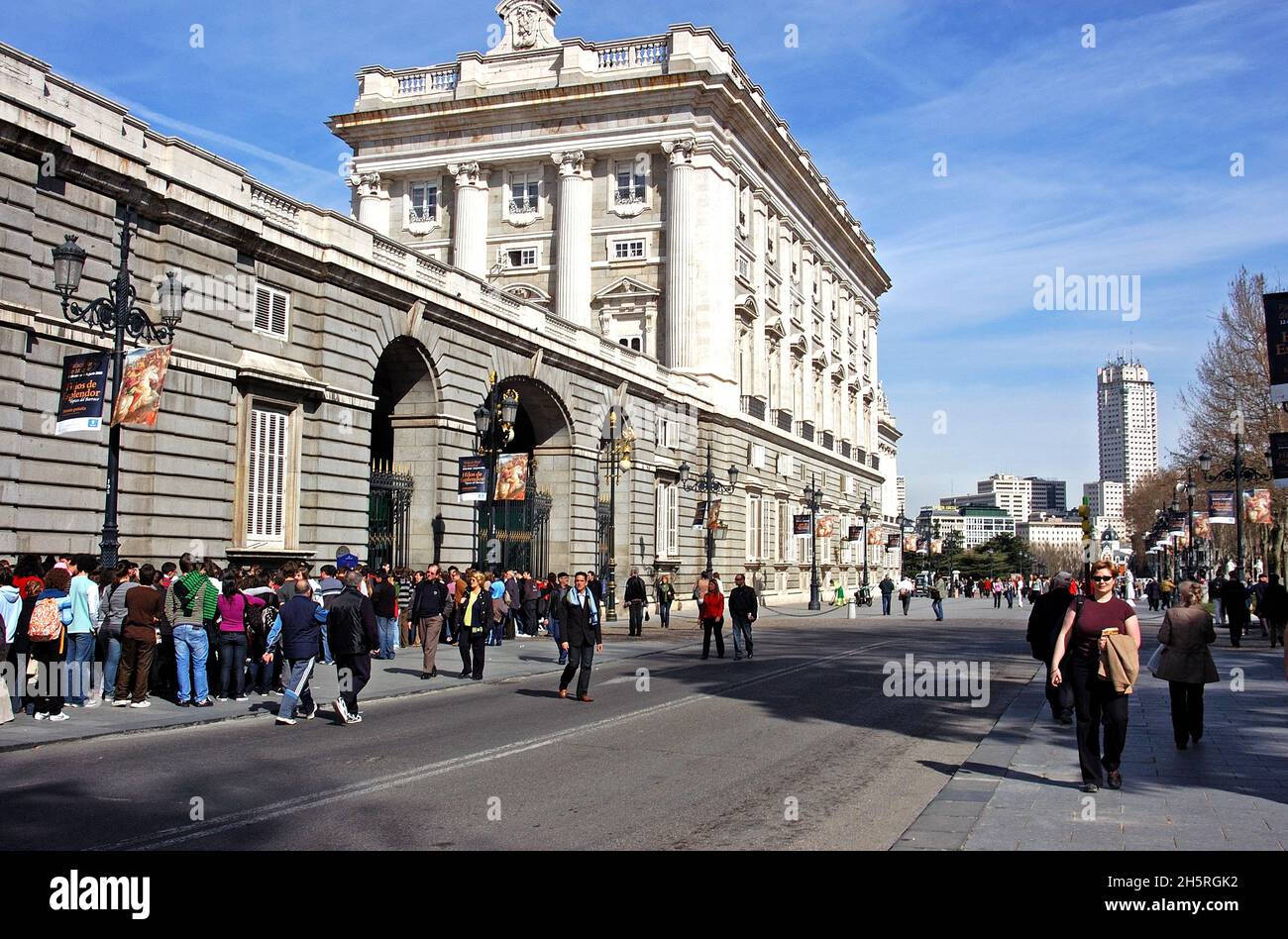 Vue latérale du Palacio Real sur la Calle de Bailen (le Palais Royal de Madrid), Madrid, Espagne. Banque D'Images
