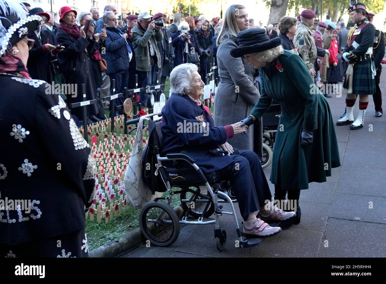 La duchesse de Cornwall rencontre des anciens combattants et des représentants des forces armées alors qu'elle assiste à un service pour se souvenir des morts de guerre le jour de l'armistice au 93e champ du souvenir à l'abbaye de Westminster à Londres, qui a lieu dans les jardins de l'abbaye depuis novembre 1928.Date de la photo: Jeudi 11 novembre 2021. Banque D'Images