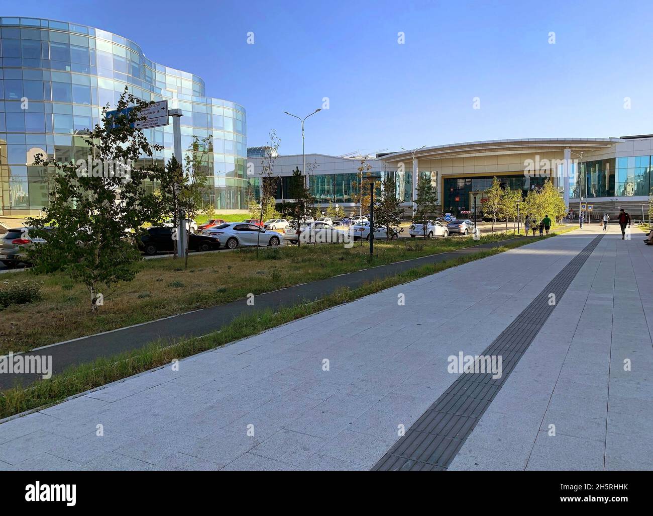 Nur-Sultan - Kazahstan - 5 septembre 2021 : le plus grand centre commercial de nur-Sultan.Extérieur du centre commercial MegaSilkWay avec prêt de verre à la fin d'un Banque D'Images