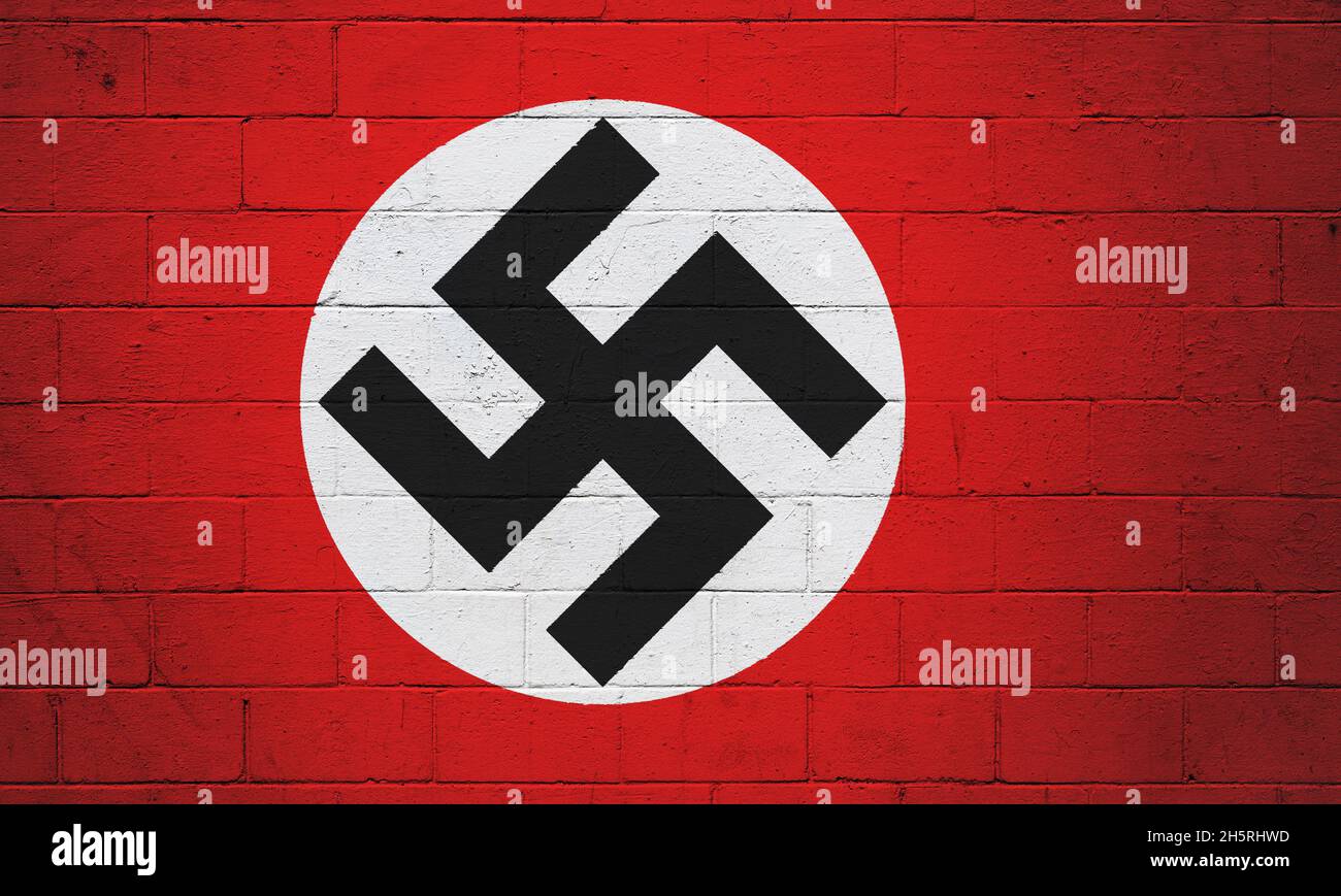 Le drapeau nazi peint sur un mur de briques.Il a été utilisé comme drapeau national et cric naval de l'Allemagne de 1935 à 1945. Banque D'Images