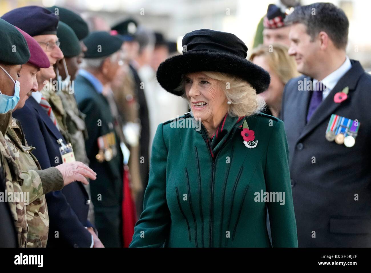 La duchesse de Cornwall rencontre des anciens combattants et des représentants des forces armées alors qu'elle assiste à un service pour se souvenir des morts de guerre le jour de l'armistice au 93e champ du souvenir à l'abbaye de Westminster à Londres, qui a lieu dans les jardins de l'abbaye depuis novembre 1928.Date de la photo: Jeudi 11 novembre 2021. Banque D'Images