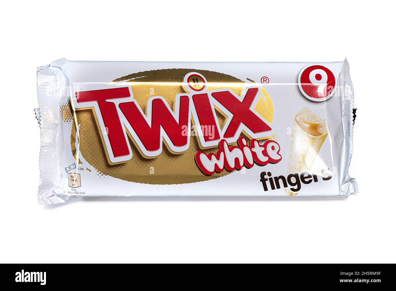 SWINDON, Royaume-Uni - 11 NOVEMBRE 2021 : paquet de 9 barres de chocolat Twix White Fingers isolées sur blanc.Twix est une barre de chocolat fabriquée par Mars et composée de Banque D'Images