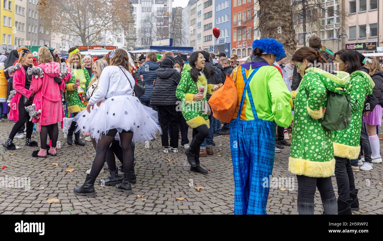 Grande foule célébrant le Carnaval annuel à Cologne, en Allemagne Banque D'Images