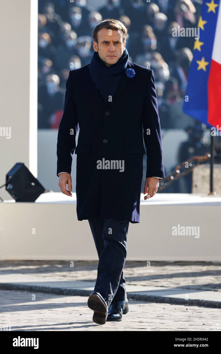 Le président français Emmanuel Macron, un monument commémoratif  'Bleuet-de-France' accroché au revers de son manteau, rend hommage lors des  commémorations marquant le 103e anniversaire de l'armistice du 11 novembre  1918, mettant fin
