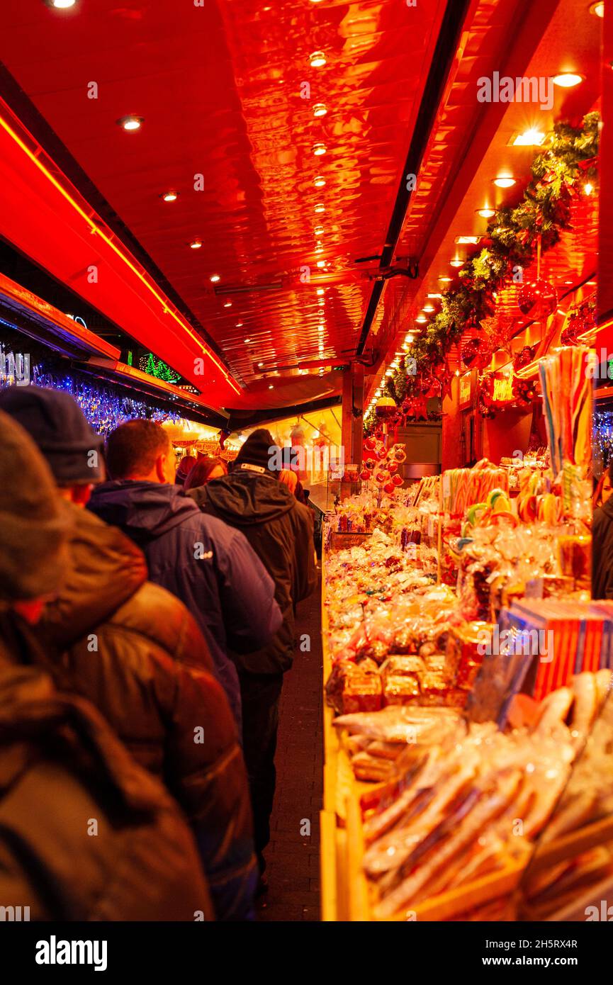 Stands de vente du marché de Noël de Strasbourg, France.Les rues du centre-ville de Strasbourg sont entièrement bordées de petits étals qui vendent divers Banque D'Images