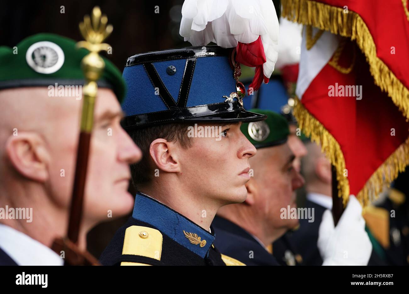 Un cadet de l'Ecole spéciale militaire de Saint-Cyr, la plus grande  académie militaire de France, avec des membres de l'association des anciens  combattants de la Légion étrangère française d'Irlande lors d'une cérémonie