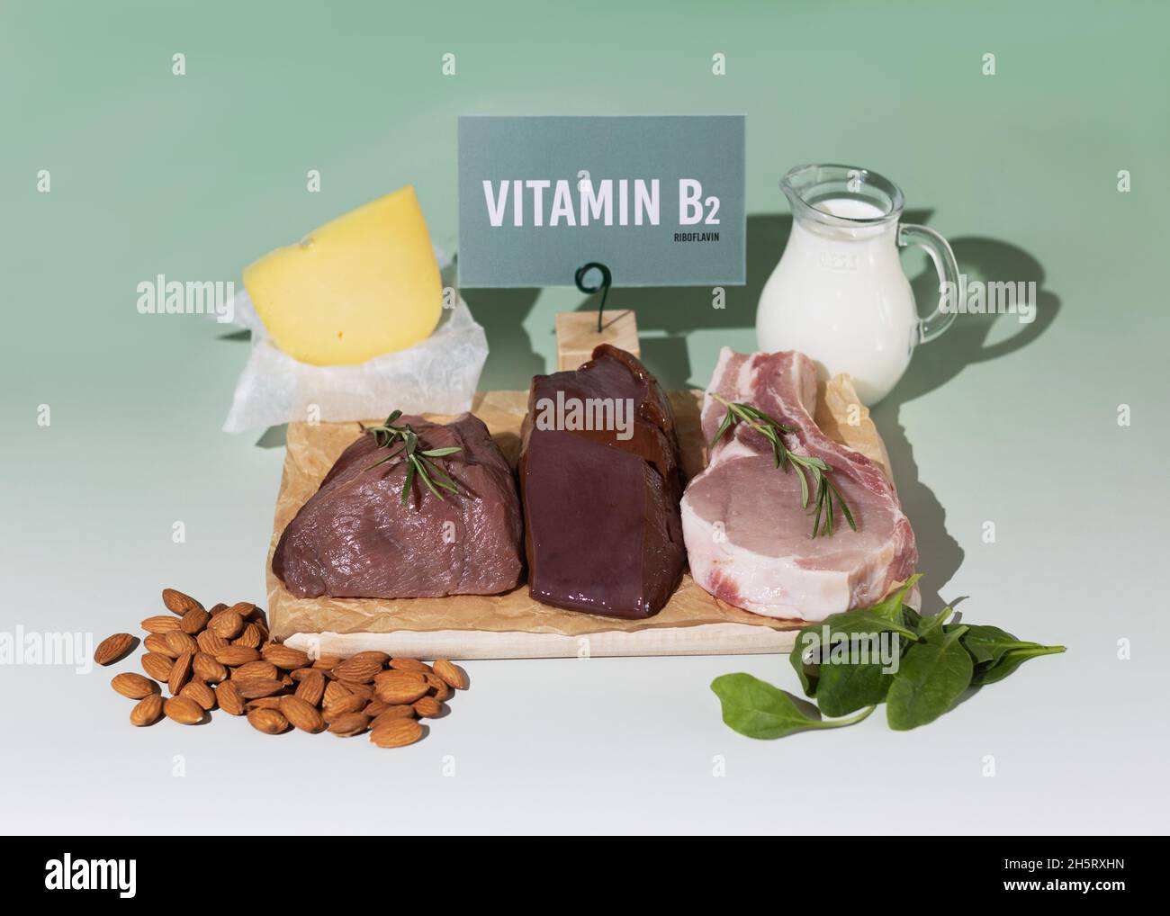 Un ensemble de produits naturels riches en vitamine B2 riboflavine.Concept d'alimentation saine.Panneau en carton avec inscription. Banque D'Images