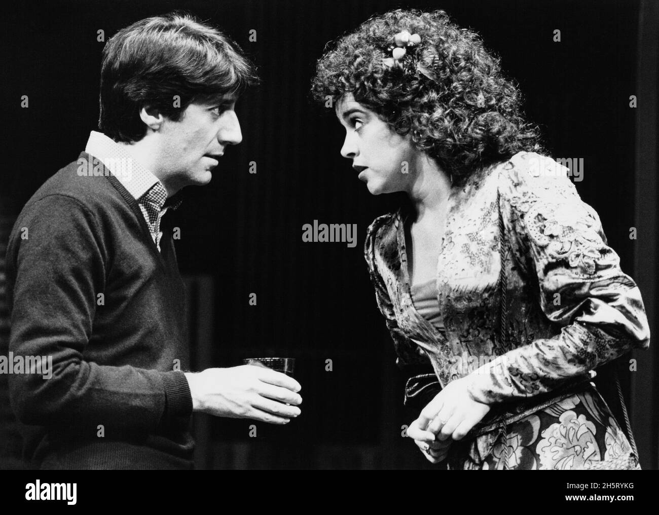 Tom Conti (Vernon Gersch), Gemma Craven (Sonia Walsk) en JOUANT NOTRE CHANSON au Shaftesbury Theatre, Londres WC2 01/10/1980 livre: Neil Simon paroles: Carole Bayer Sager musique: Marvin Hamlisch Set design: Douglas W Schmidt costumes: Ann Roth éclairage: Tharon Musser réalisateur: David Taylor Banque D'Images