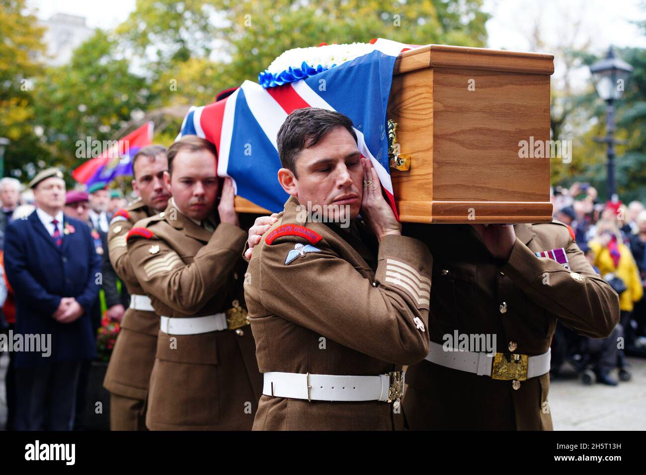 Les membres de l'armée font office de porte-étendard aux funérailles de Dennis Hutchings, qui est décédé après avoir contracté Covid-19 alors qu'il était à Belfast pour faire face à un procès sur un incident de tir mortel à Co Tyrone en 1974, à l'église St Andrew à Plymouth.Date de la photo: Jeudi 11 novembre 2021. Banque D'Images