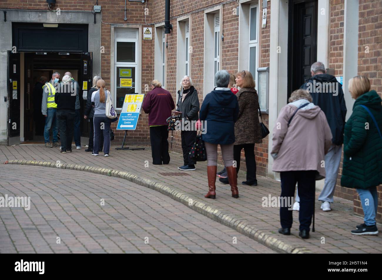 Maidenhead, Berkshire, Royaume-Uni.11 novembre 2021.Les gens font la queue devant le centre de vaccination Covid-19 de Maidenhead pour leurs injections de rappel.À partir d'aujourd'hui, les travailleurs de soins dans les foyers de soins doivent être doublés.Des milliers de travailleurs de la santé devraient perdre leur emploi alors qu'ils continuent de refuser la vaccination contre Covid-19.Crédit : Maureen McLean/Alay Live News Banque D'Images