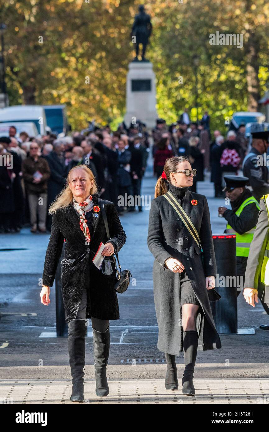 Londres, Royaume-Uni.11 novembre 2021.Les vétérans se rassemblent dans la rue King Charles et sont dirigés par la garde d'honneur du régiment de la RAF et d'un groupe de tuyaux - Un service de souvenir pour la journée d'armistice au Cenotaph.Crédit : Guy Bell/Alay Live News Banque D'Images