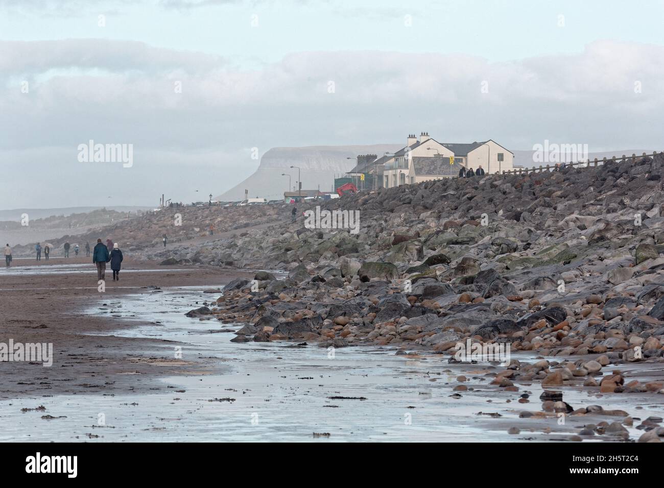 Les gens marchent sur la plage à Sligo, en Irlande. Banque D'Images