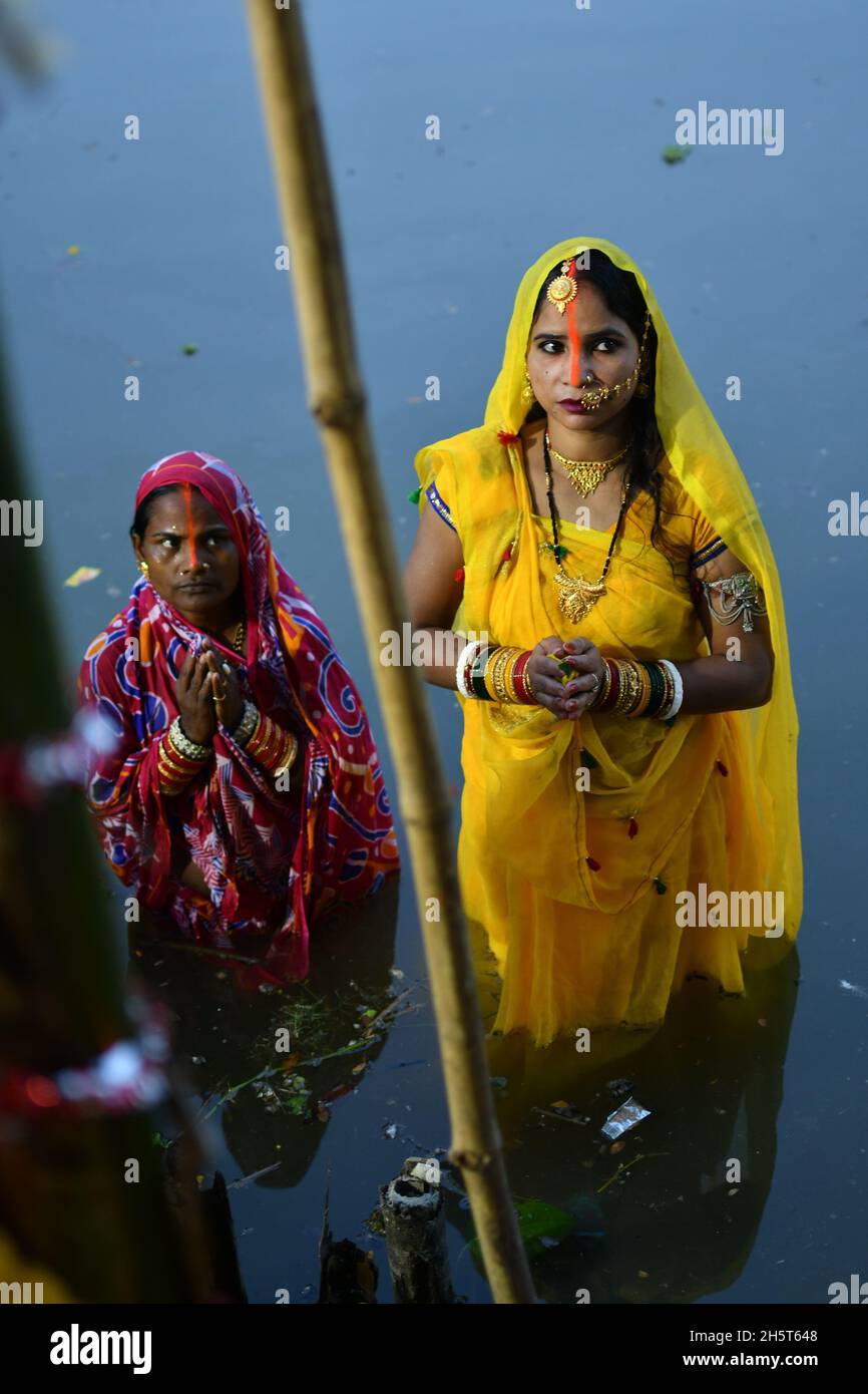 Les dévotés hindous offrent la prière Banque D'Images