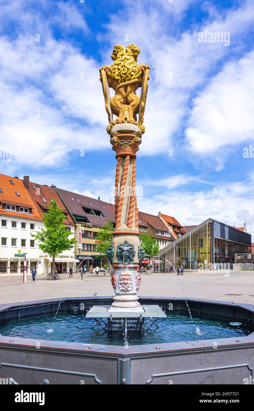 Ulm, Bade-Wurtemberg, Allemagne : sculpture en pierre de deux animaux héraldiques représentés comme des lions. Banque D'Images